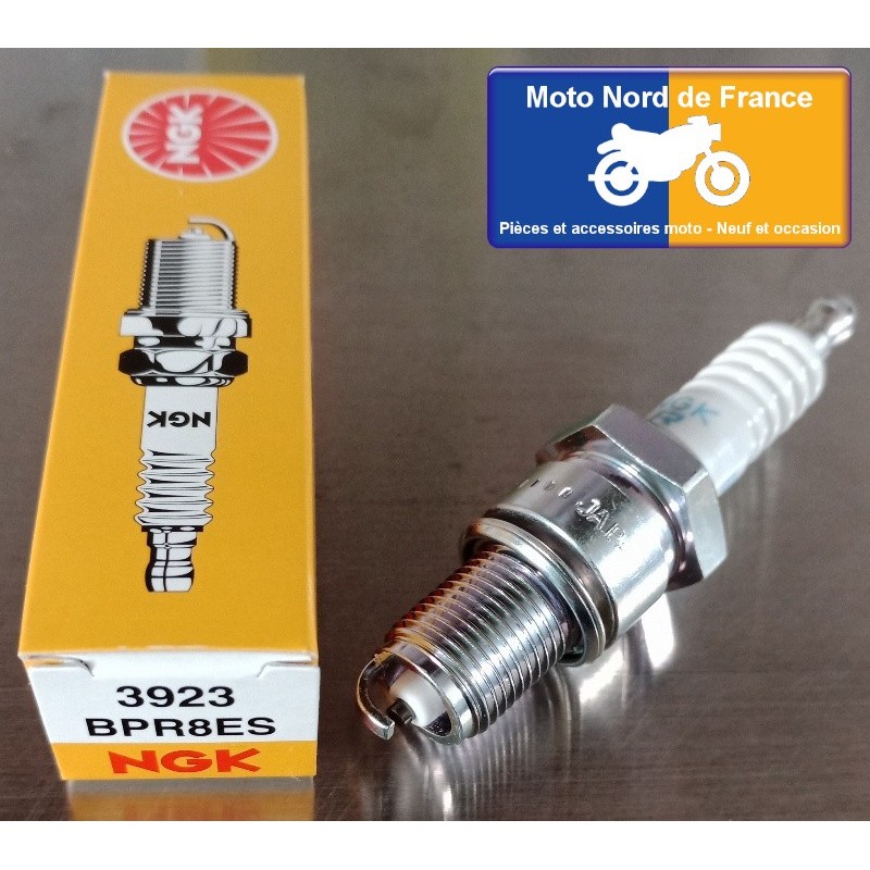 Bougie d'allumage NGK type BPR8ES (3923)